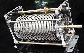 Circuit element with photonic core