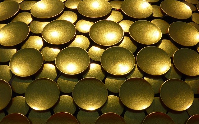 Integrated Plasmonic Lens Array for Chemical Sensing