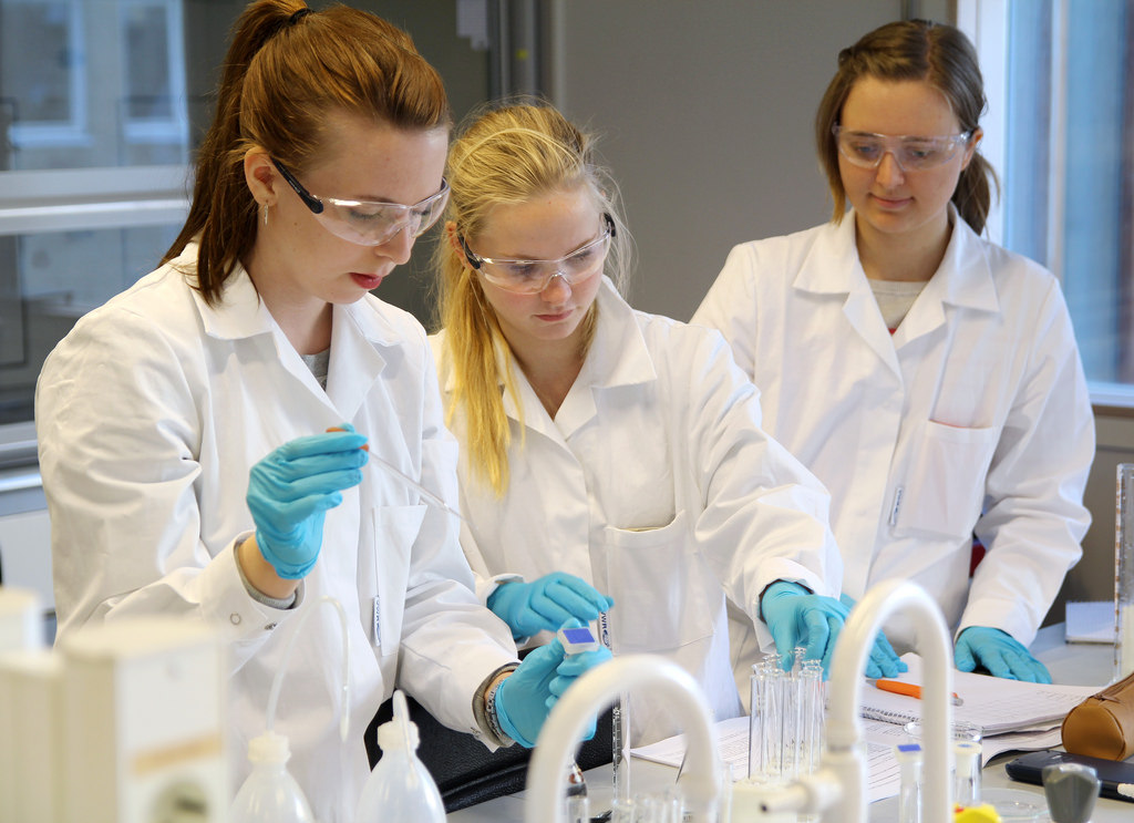 Resolution-Enhanced Spectrometer for Chemical and Biological Analysis