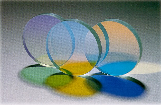 Thin film tunable optical filter for reconfigurable optical add/drop multiplexers and demultiplexers.