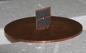 Waveguide-based photonic integrated component patterned with optical antenna arrays